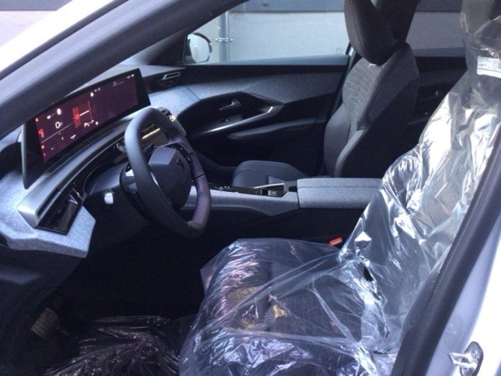 PEUGEOT 3008 Hybrid 145 e-DCS6 Allure - 5