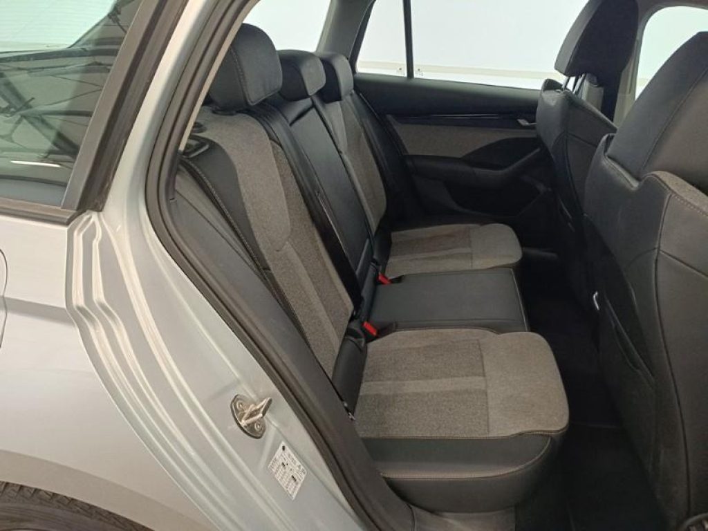 SKODA Octavia 2.0 TDI 150 CV DSG Wagon Executive - 10