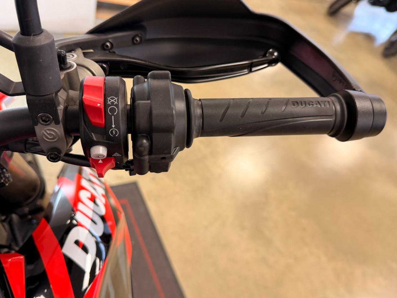 DUCATI Hypermotard 698 RVE - 16