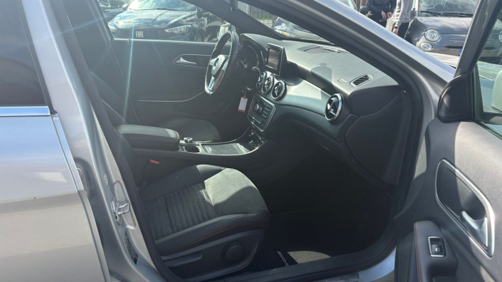 MERCEDES-BENZ GLA 200 CDI Automatic Premium ** TETTO PANORAMA ** - 18