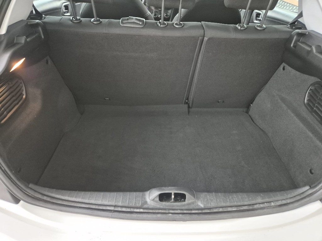 PEUGEOT 208 1.4 8V HDi 68CV 5p. Business - 13