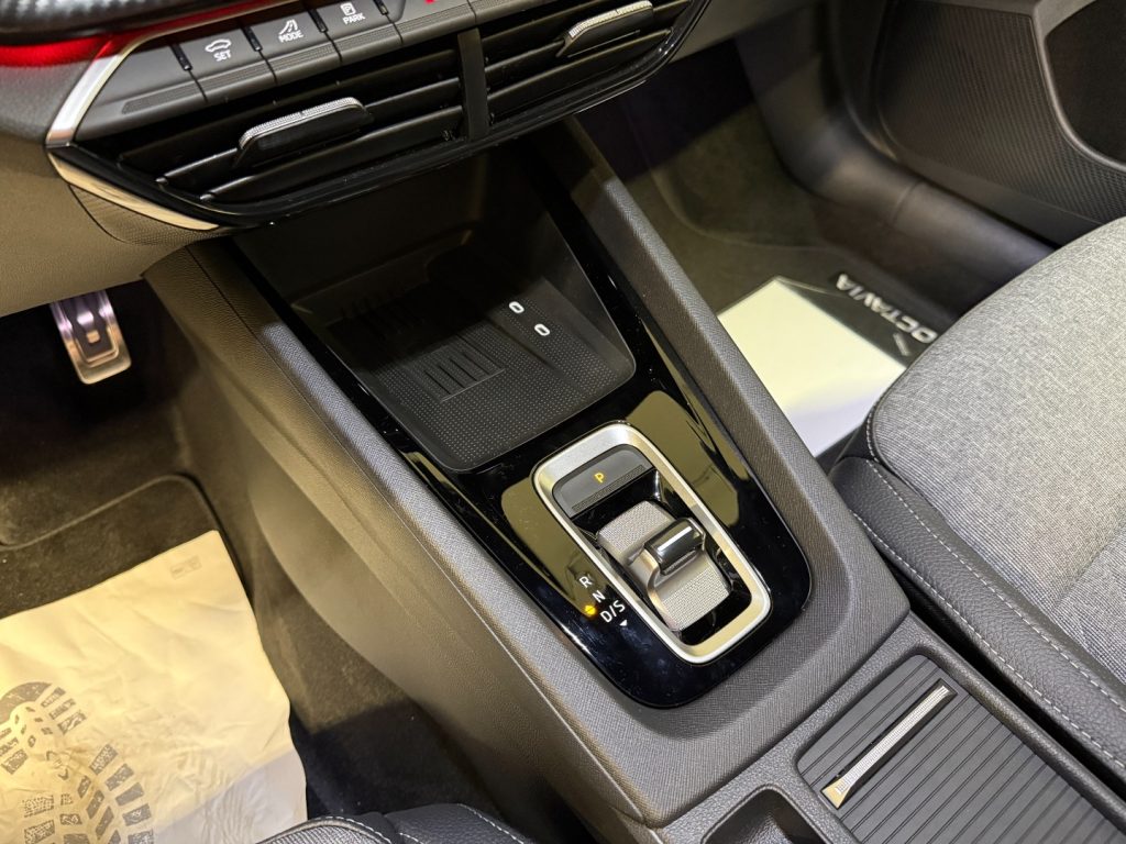 SKODA Octavia 2.0 TDI DSG Wagon Sportline MATRIX DAB+ 360°ACC - 17