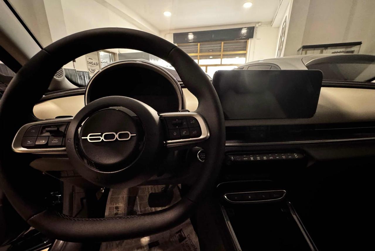 FIAT 600 Hybrid 145cv DCT MHEV La Prima - 8