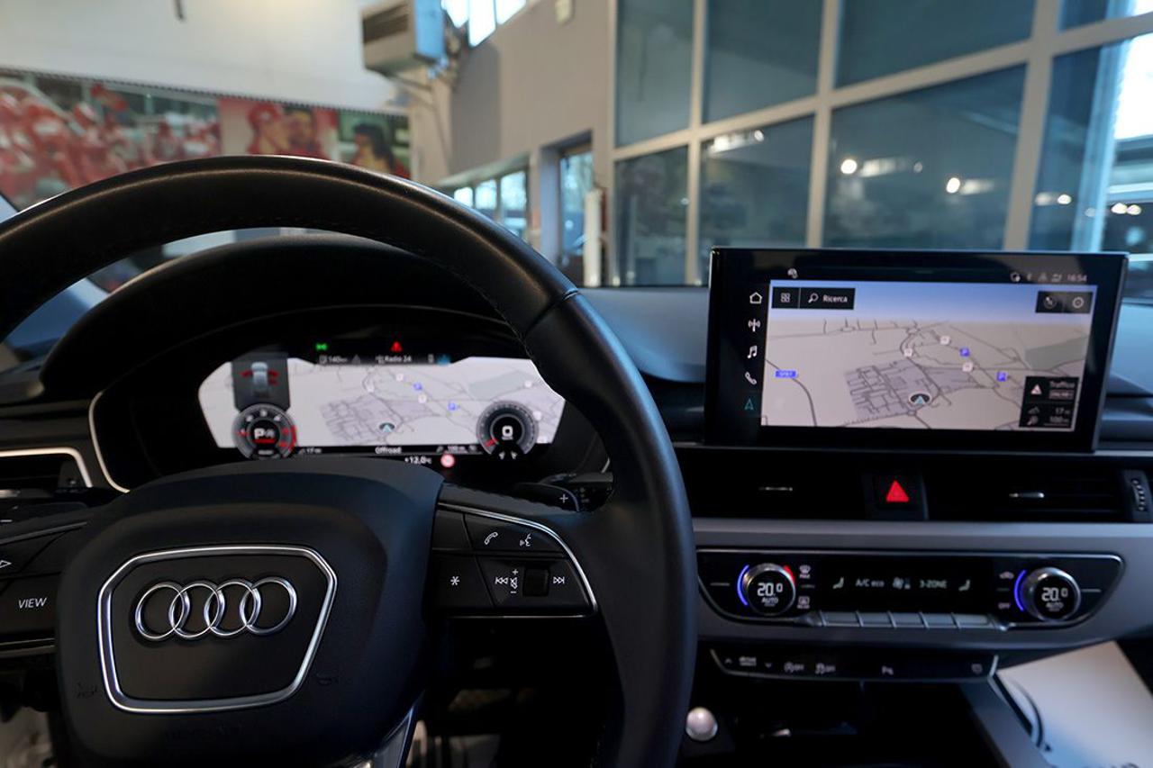 AUDI A4 35 TDI Avant S-Tronic S-Line - 36