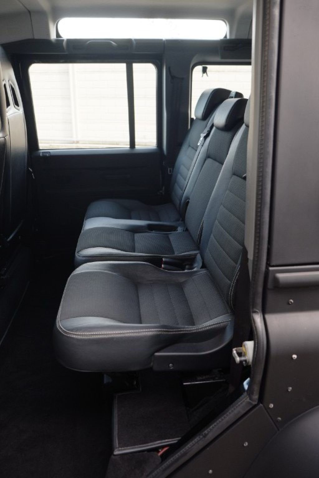 LAND ROVER Defender 110 2.4 TD4 Station Wagon SE NERO OPACO - 12