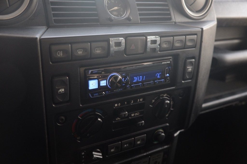 LAND ROVER Defender 110 2.4 TD4 Station Wagon SE NERO OPACO - 18