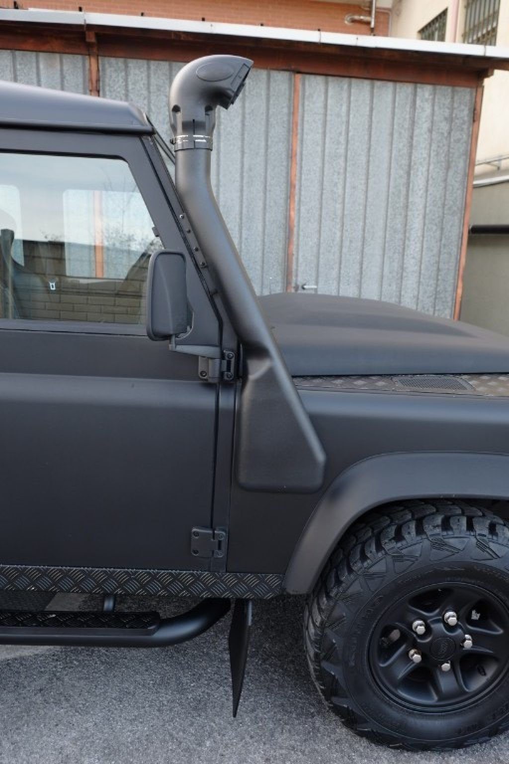 LAND ROVER Defender 110 2.4 TD4 Station Wagon SE NERO OPACO - 22