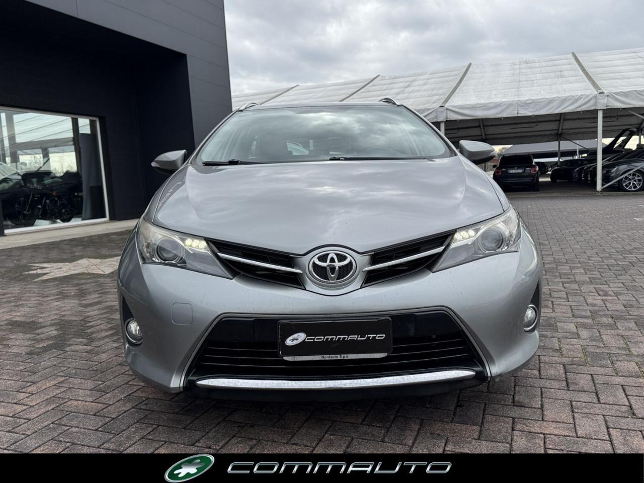 TOYOTA Auris 2.0 D-4D Lounge - 2