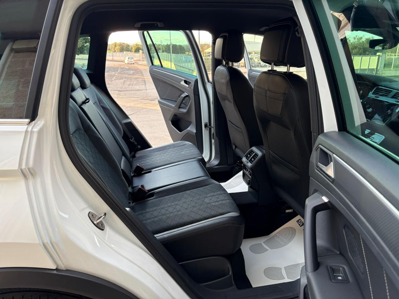 VOLKSWAGEN Tiguan 2.0 TDI 150 CV SCR DSG R-Line LUCI AMBIENTE - 11