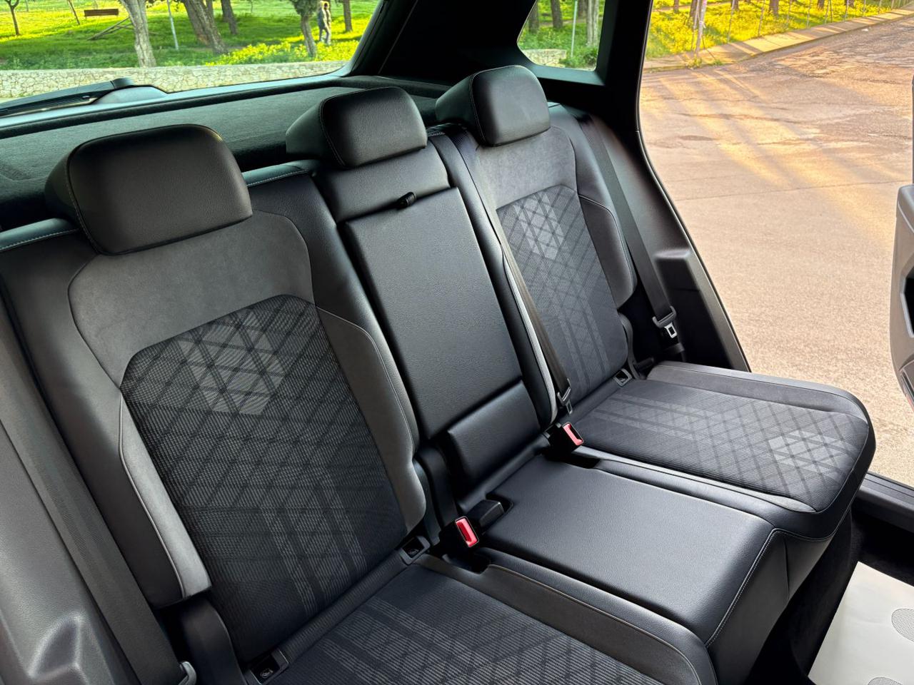 VOLKSWAGEN Tiguan 2.0 TDI 150 CV SCR DSG R-Line LUCI AMBIENTE - 21