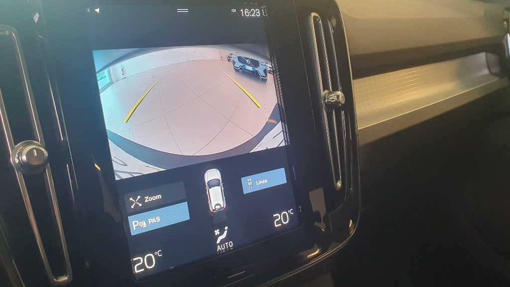 VOLVO XC40 T3 Momentum Pro - Grid Foto 10