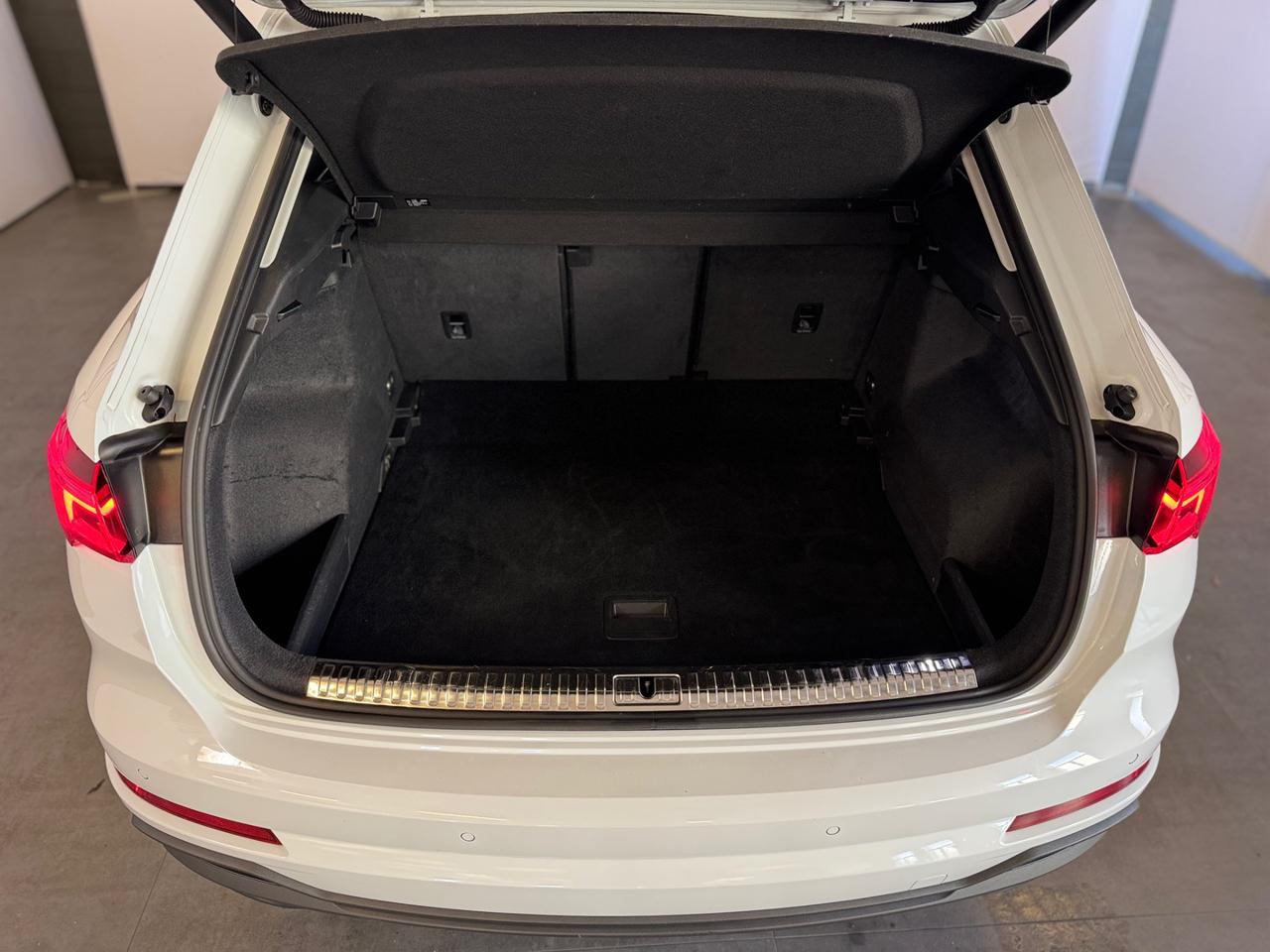 AUDI Q3 35 TDI quattro S tronic S line edition - 10