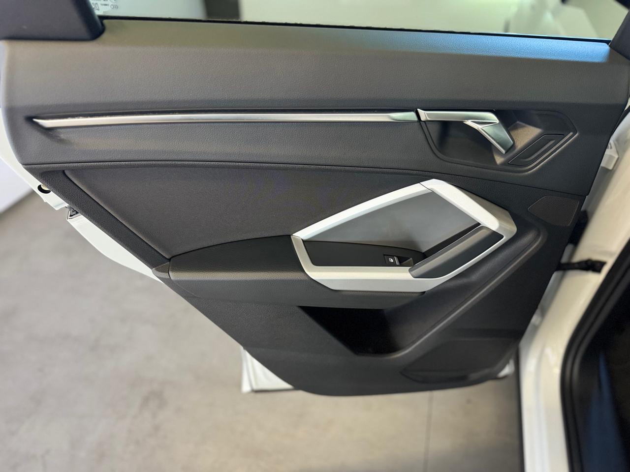 AUDI Q3 35 TDI quattro S tronic S line edition - 20