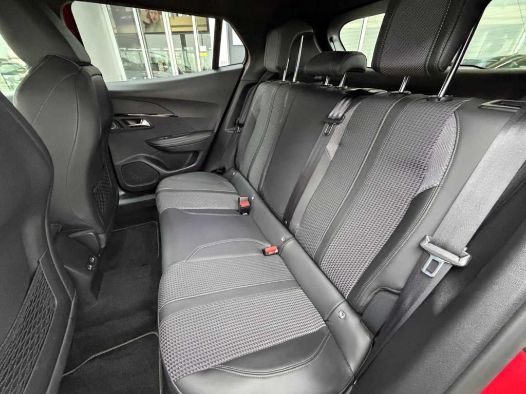 PEUGEOT 2008 PureTech 130 S&S GT - 14