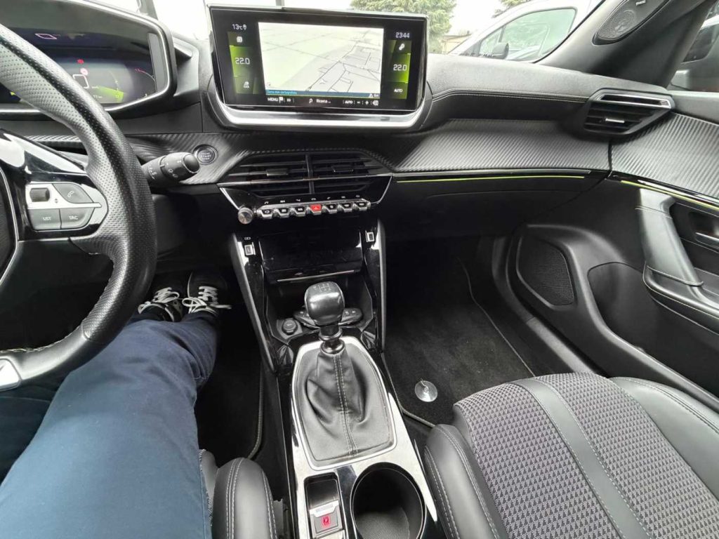 PEUGEOT 2008 PureTech 130 S&S GT - 21