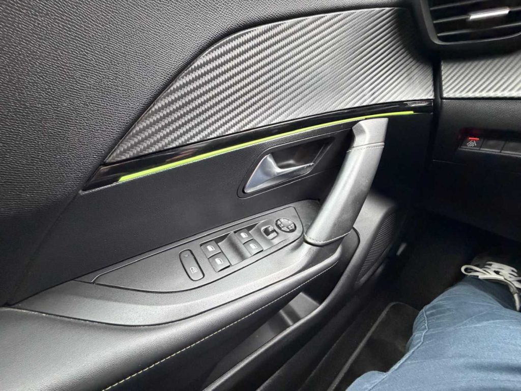 PEUGEOT 2008 PureTech 130 S&S GT - 17