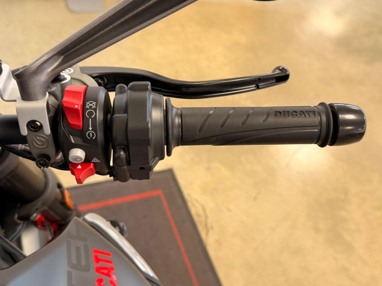 DUCATI Monster 937 PLUS - 13