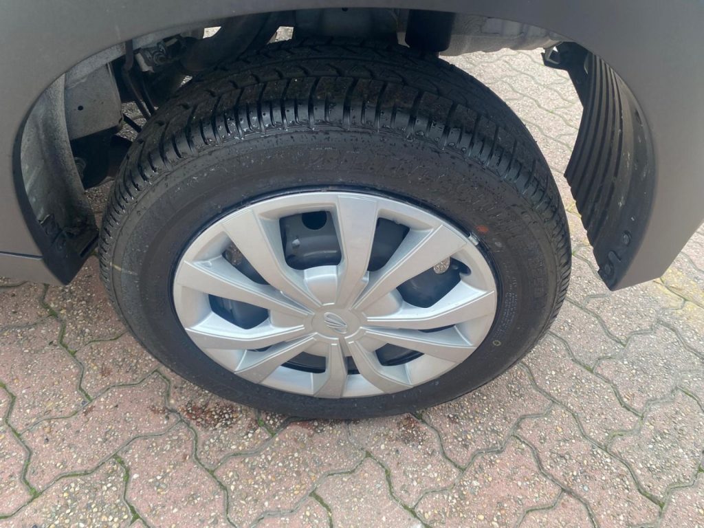 MAHINDRA KUV100 1.2  K6+ Fendi*Sensori post - 3