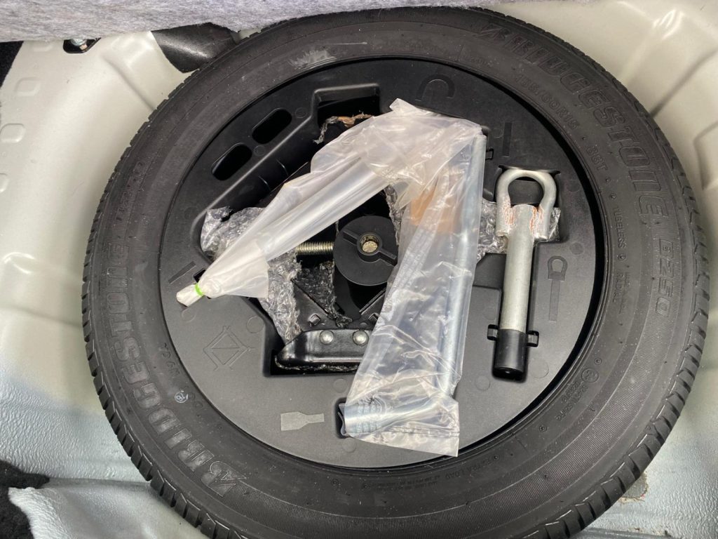 MAHINDRA KUV100 1.2  K6+ Fendi*Sensori post.*Ruotino - 6