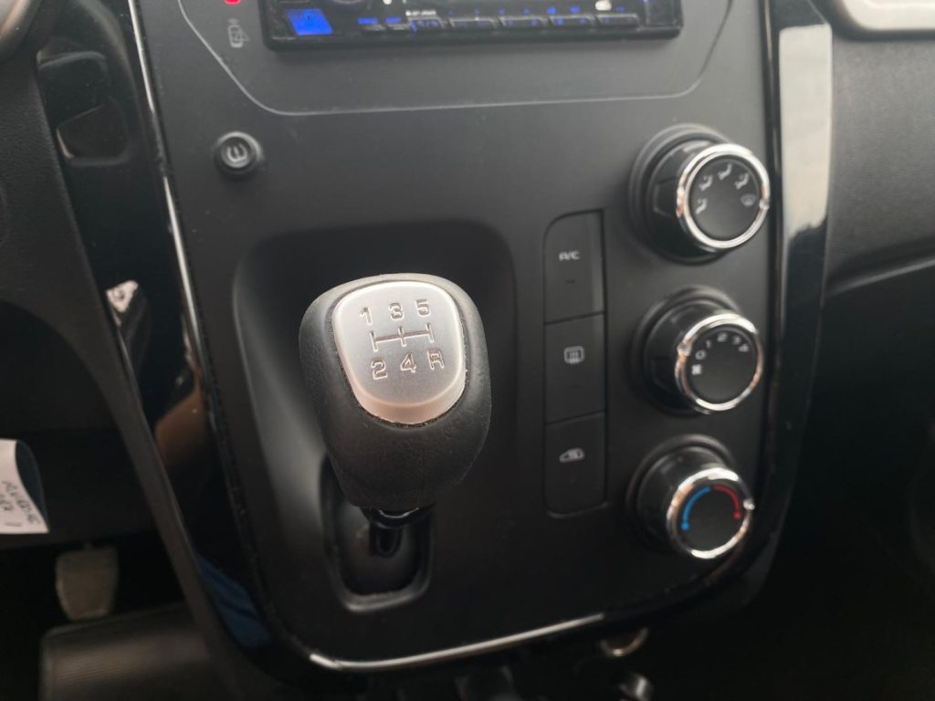 MAHINDRA KUV100 1.2  K6+ Fendi*Sensori post.*Ruotino - 17