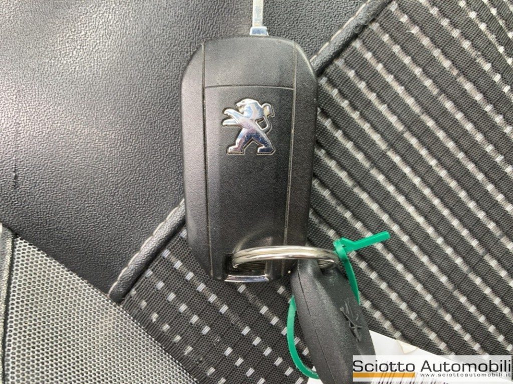 PEUGEOT 2008 1° serie PureTech Turbo 110 EAT6 S&S Allure - 19