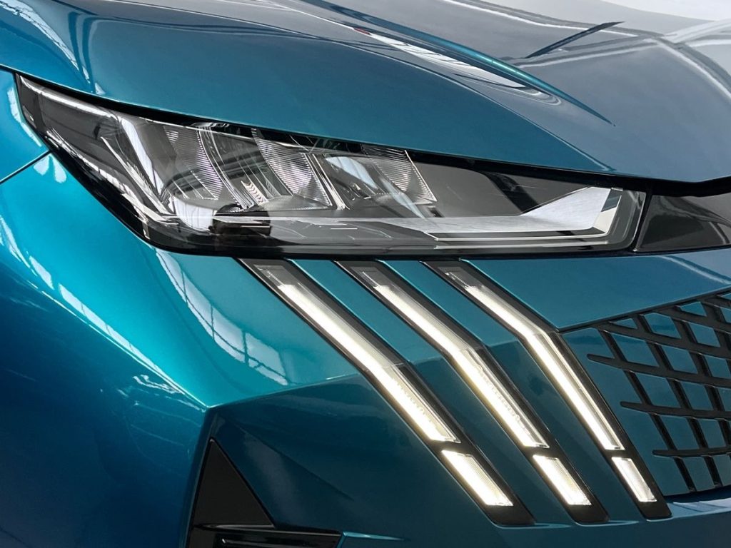 PEUGEOT 3008 Hybrid 145 e-DCS6 GT - 17