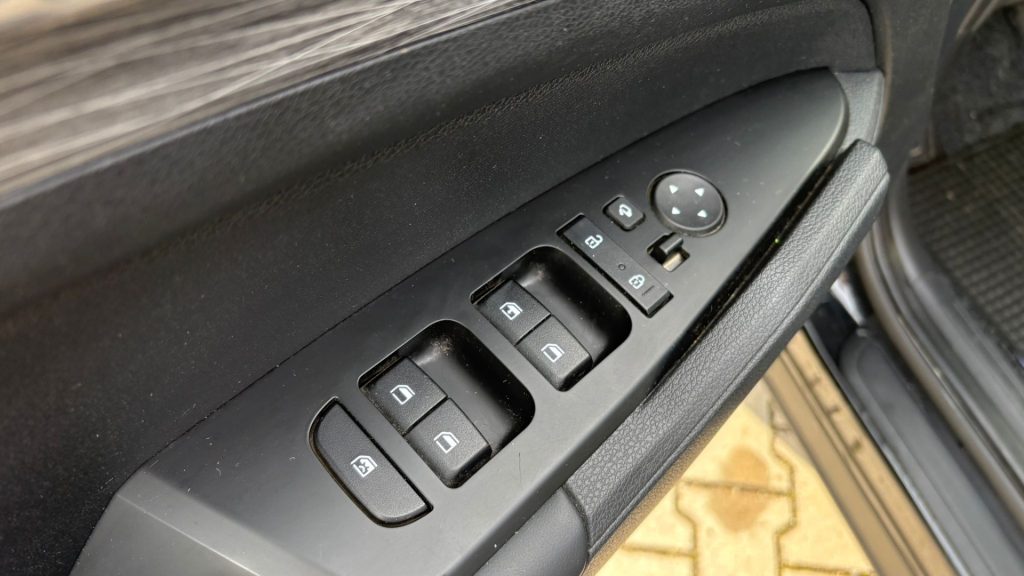 KIA Sportage 1.6 TGDi MHEV Business - 8