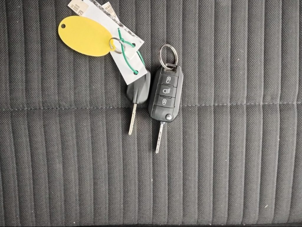 PEUGEOT 2008 PureTech 130 S&S EAT8 Active Pack - 6