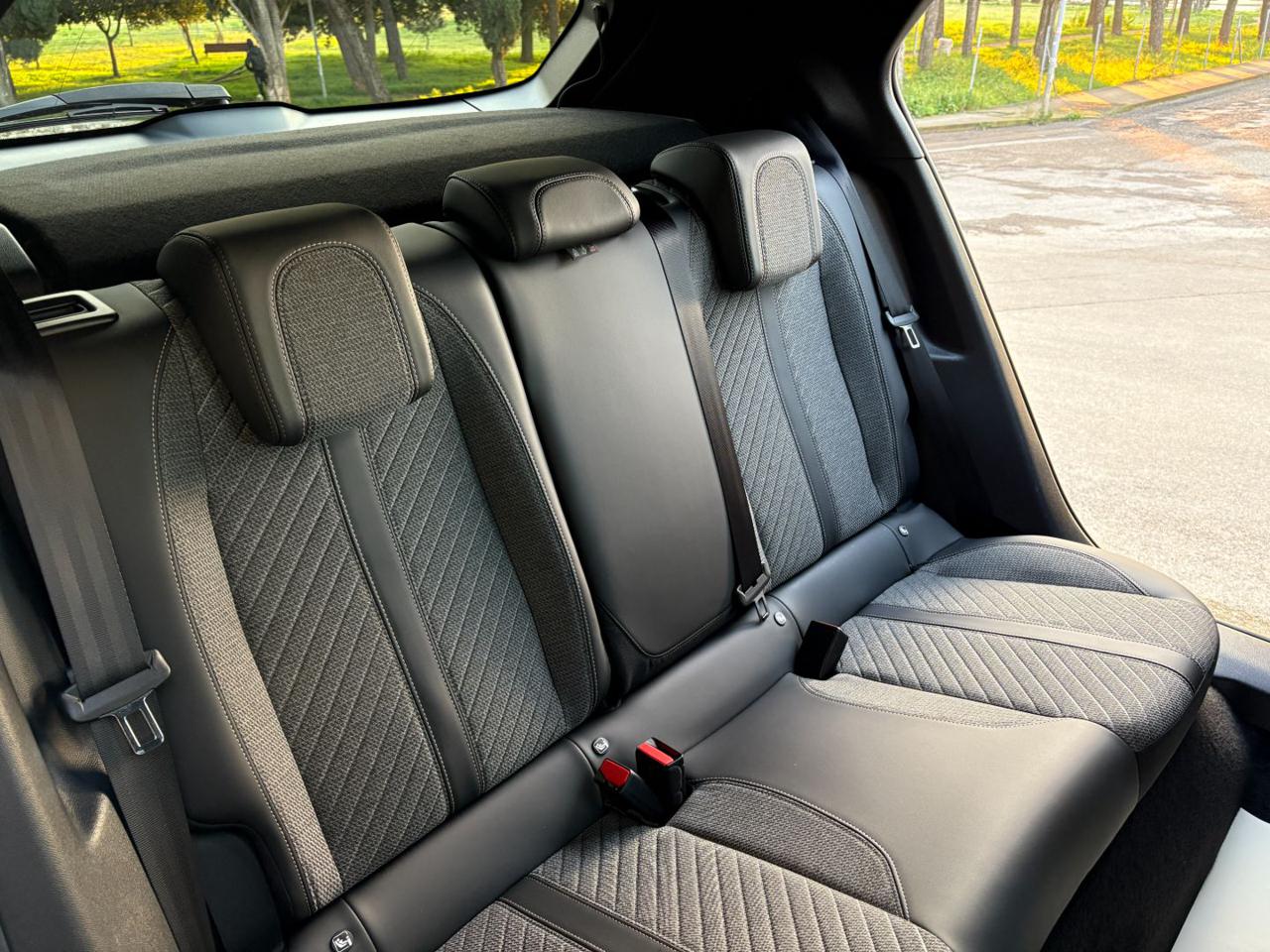 PEUGEOT 2008 1.5 BlueHDi 130 S&S EAT8 Allure - 17