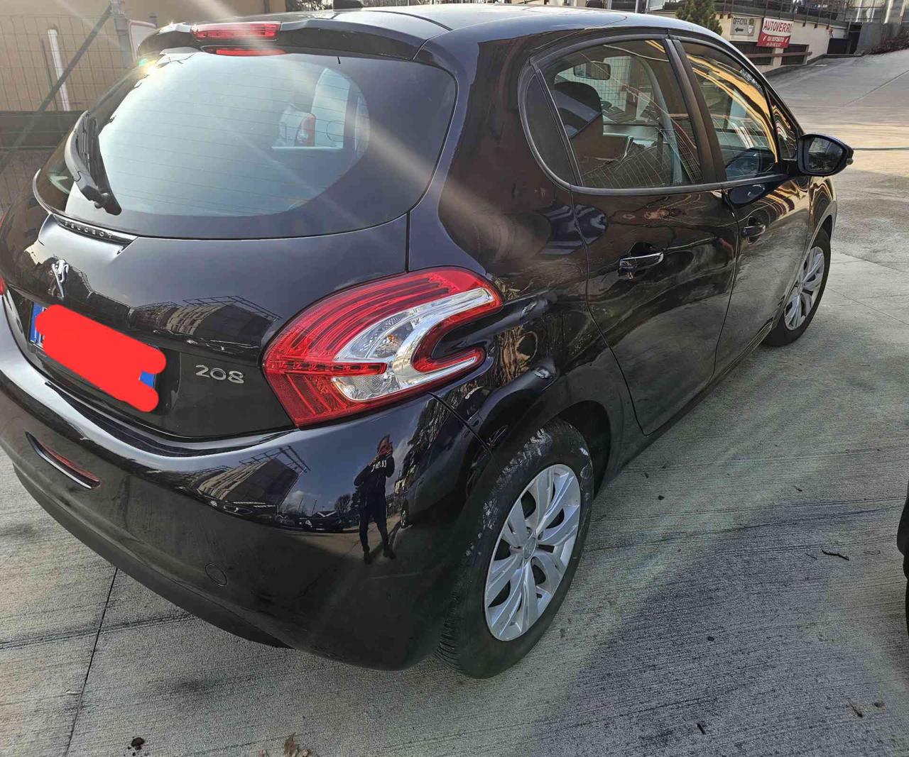 PEUGEOT 208 1° serie PureTech 82 5 porte Allure PARI AL NUOVO - 5