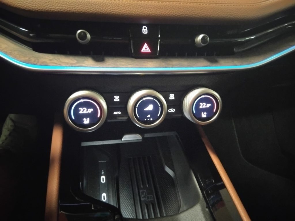 SKODA Superb 2.0 TDI DSG Wagon Laurin&Klement - 9