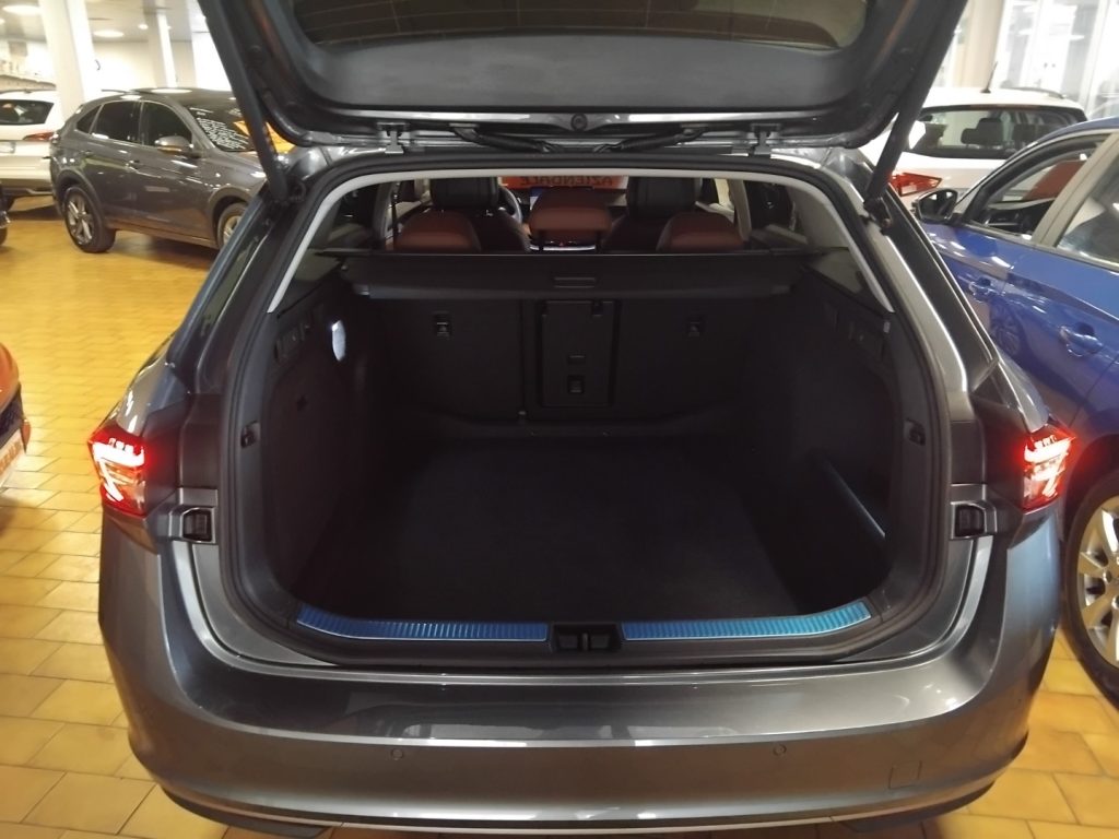 SKODA Superb 2.0 TDI DSG Wagon Laurin&Klement - 30