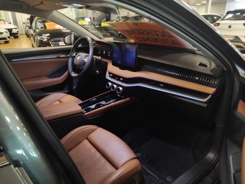 SKODA Superb 2.0 TDI DSG Wagon Laurin&Klement - 34