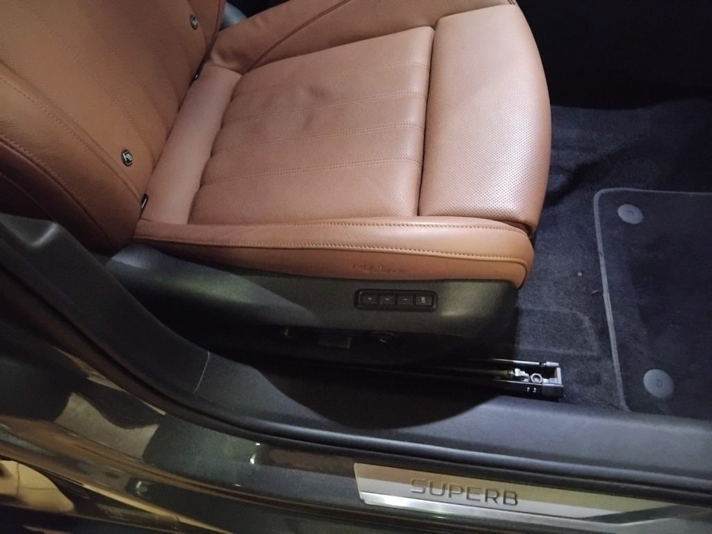 SKODA Superb 2.0 TDI DSG Wagon Laurin&Klement - 36