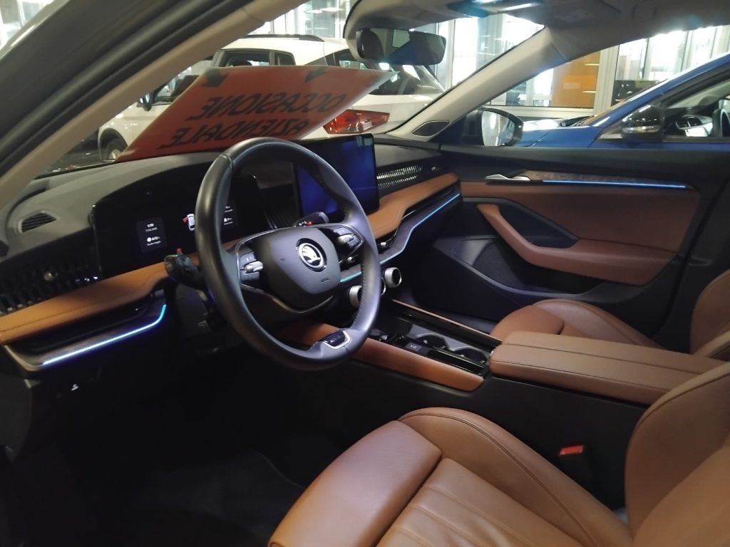 SKODA Superb 2.0 TDI DSG Wagon Laurin&Klement - 41