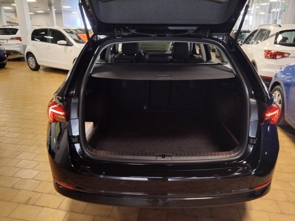 SKODA Octavia 2.0 TDI EVO SCR DSG Wagon Executive - 9