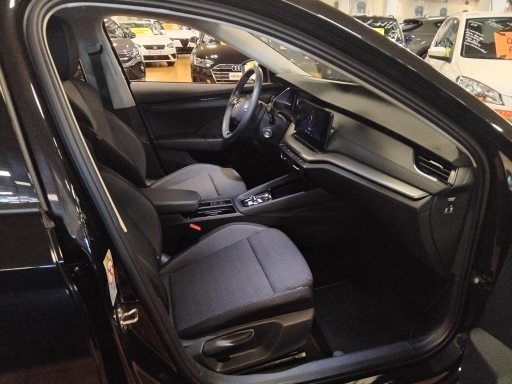 SKODA Octavia 2.0 TDI EVO SCR DSG Wagon Executive - 13