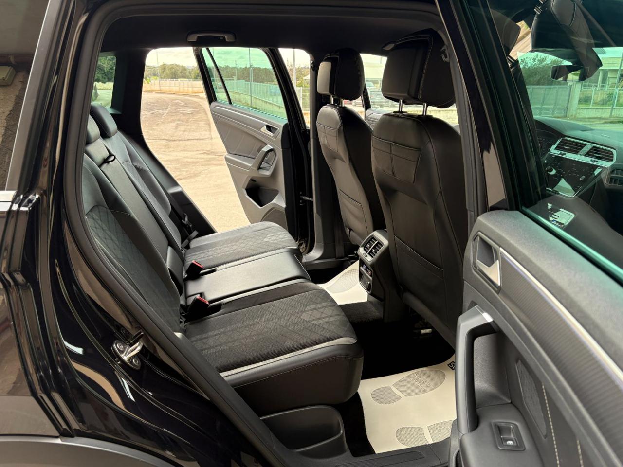 VOLKSWAGEN Tiguan 2.0 TDI 150 CV SCR DSG 4MOTION R-Line - 11