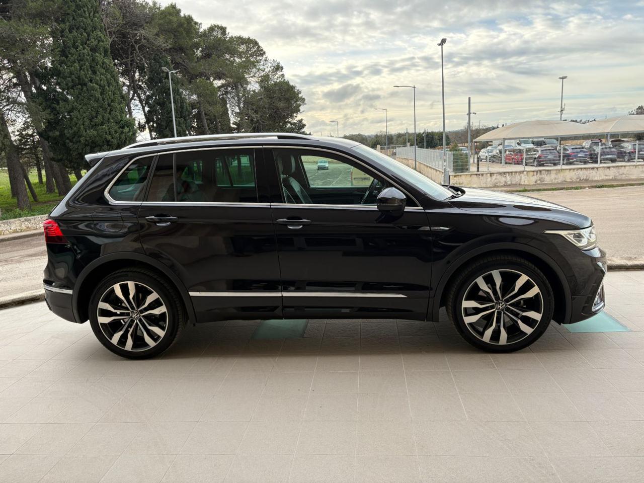VOLKSWAGEN Tiguan 2.0 TDI 150 CV SCR DSG 4MOTION R-Line - 4