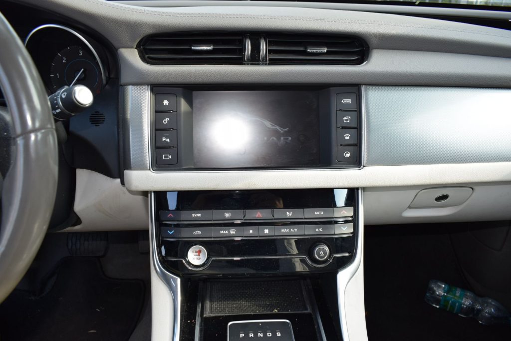 JAGUAR XF XF 2.0 D 180 CV AWD aut. Prestige MOTORE DA SOSTIT - 9