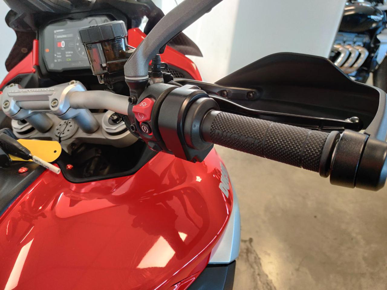 DUCATI Multistrada 1100 V4 RED - 11