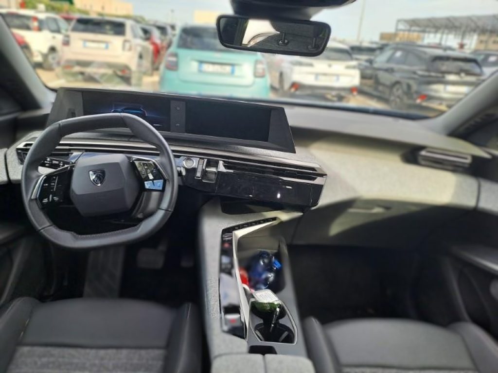 PEUGEOT 5008 Hybrid 145 e-DCS6 Allure - 4