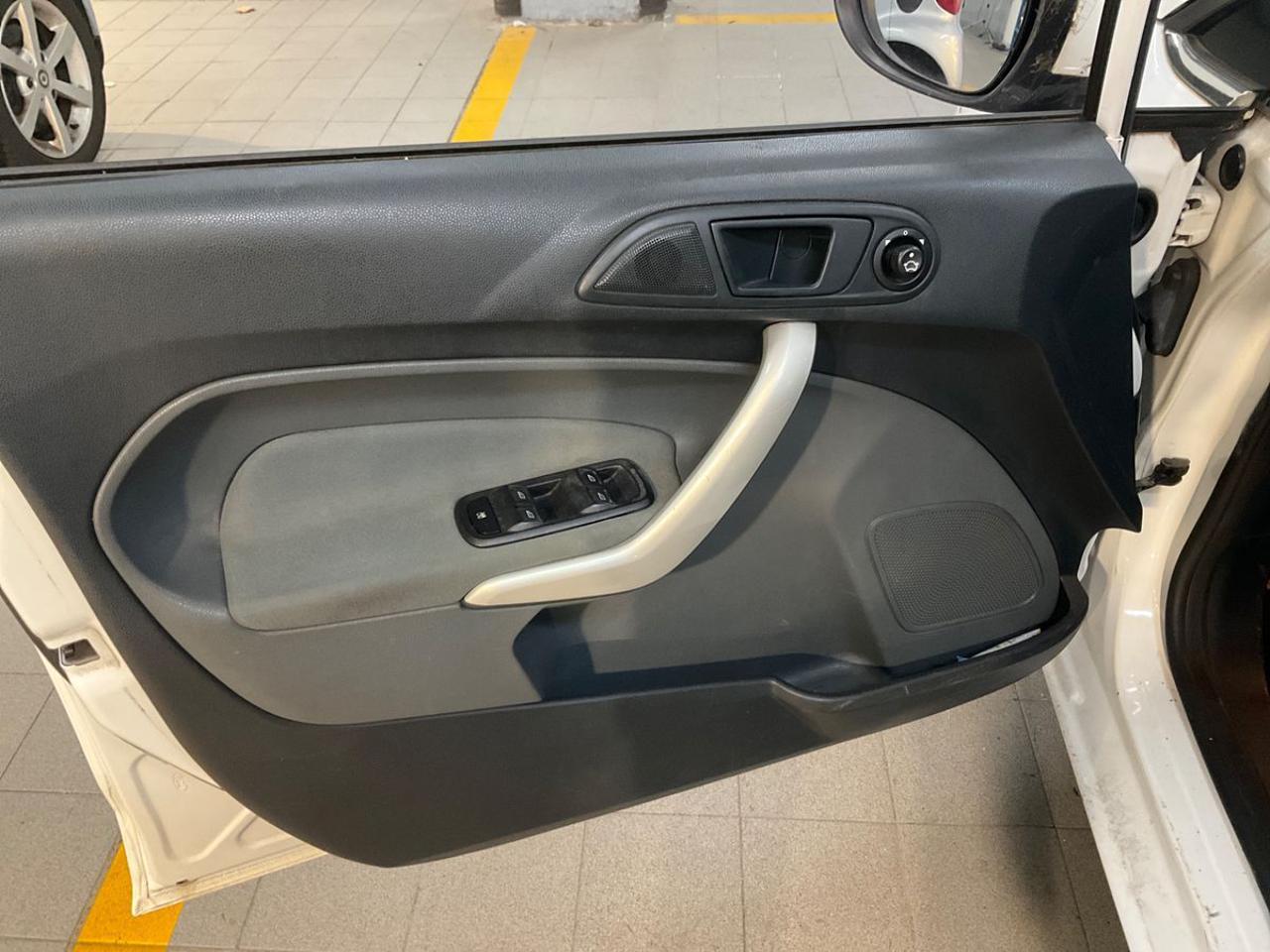 FORD Fiesta 1.4 TDCi 70CV 5 porte Titanium - 8