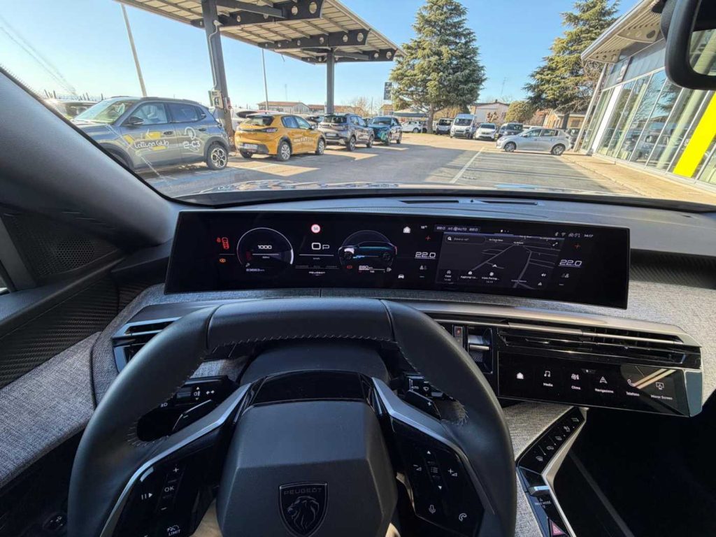 PEUGEOT 5008 Hybrid 145 e-DCS6 Allure - 17