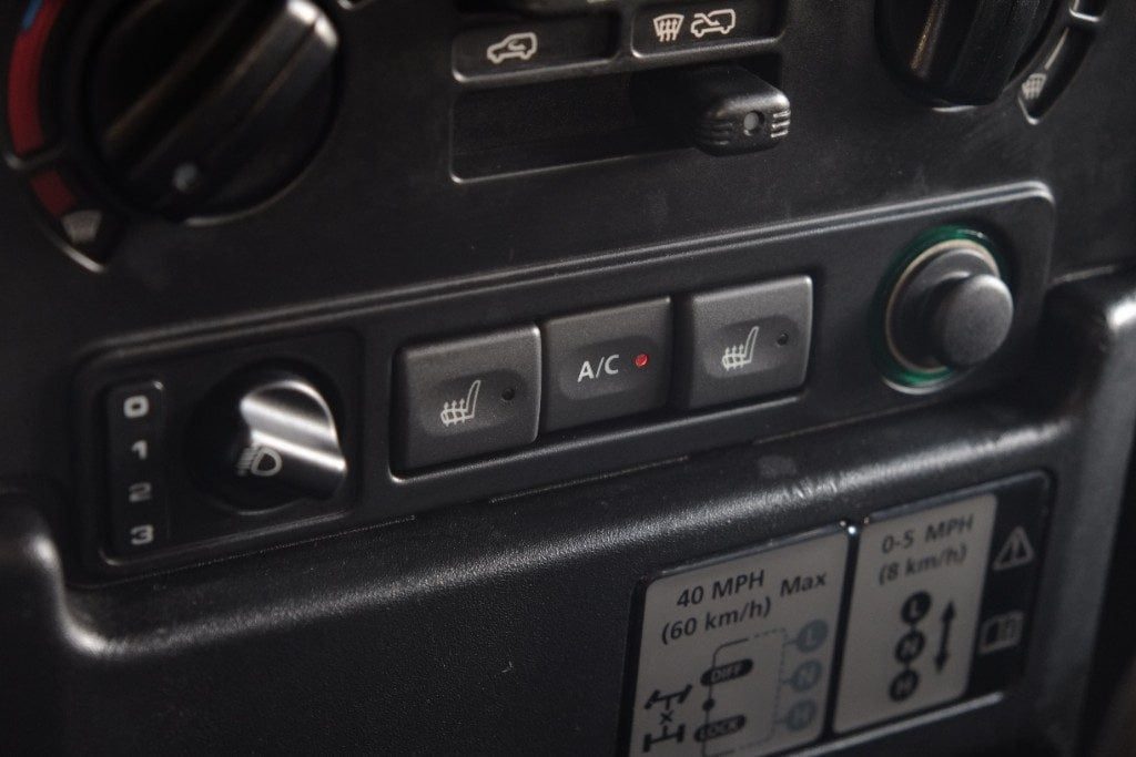 LAND ROVER Defender 110 2.4 TD4 Station Wagon SE NERO OPACO - 20