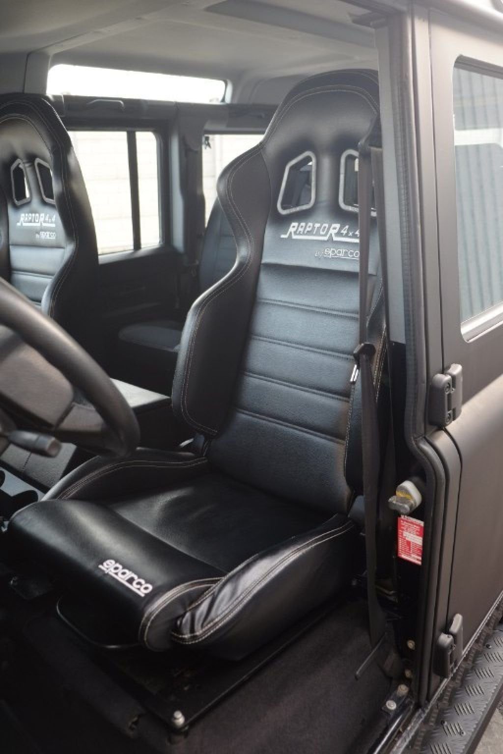 LAND ROVER Defender 110 2.4 TD4 Station Wagon SE NERO OPACO - 11