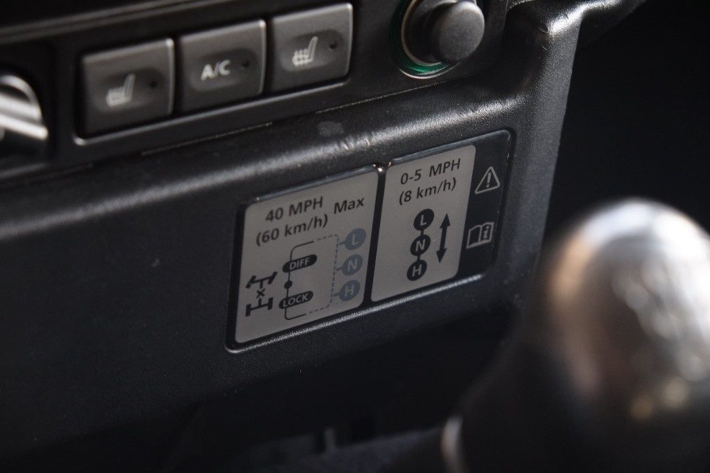 LAND ROVER Defender 110 2.4 TD4 Station Wagon SE NERO OPACO - 19