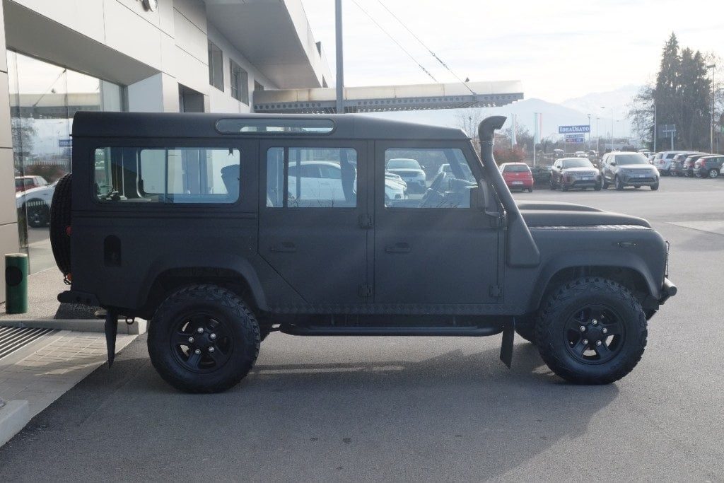 LAND ROVER Defender 110 2.4 TD4 Station Wagon SE NERO OPACO - 6