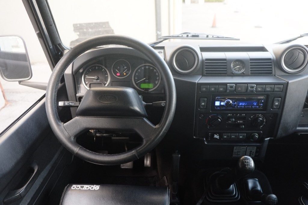 LAND ROVER Defender 110 2.4 TD4 Station Wagon SE NERO OPACO - 13