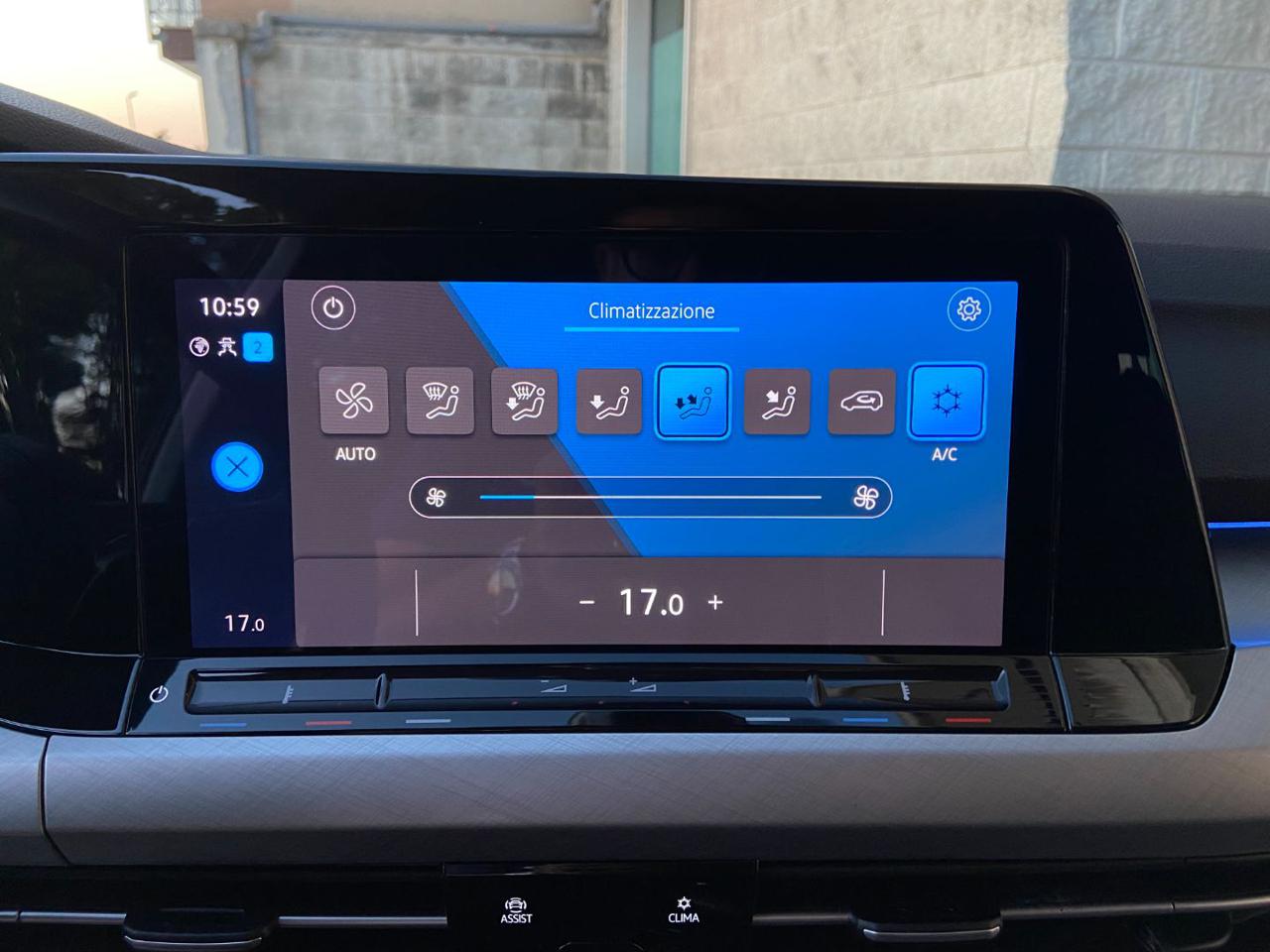 VOLKSWAGEN Golf 2.0 TDI DSG SCR Life COCKPIT-LUCI AMBIENTE - 24